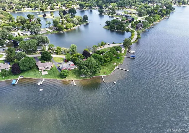 Homes for sale in Commerce Township, MI | 5017 Surfwood Dr, Commerce Township, MI 48382 | MLS# 61009702