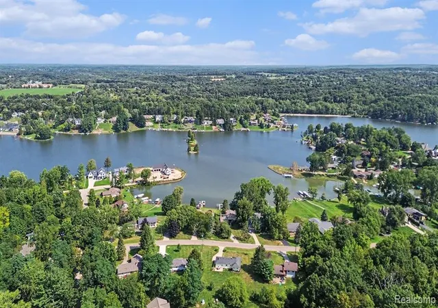 Photo 3 of Sale Pending at 7595 Ledgewood Dr, Fenton, MI 48430 9225 | MLS# 61024555 | Listing updated on 2026-09-13
