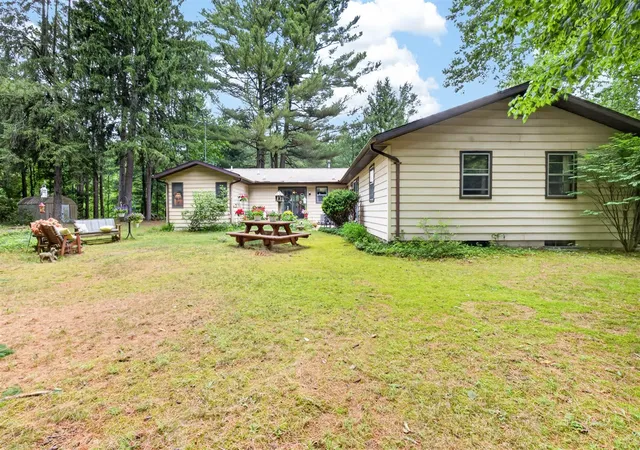 Photo 3 of Sale Pending at 239 Pine Ridge Rd, Battle Creek, MI 49017 | MLS# 70553763 | Listing updated on 2026-08-27