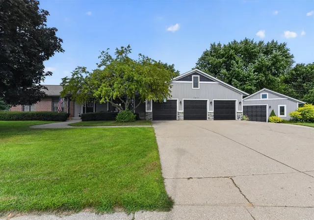 3rd image of 2827 Florence Dr, Wyoming, MI 49418 | MLS# 70553443