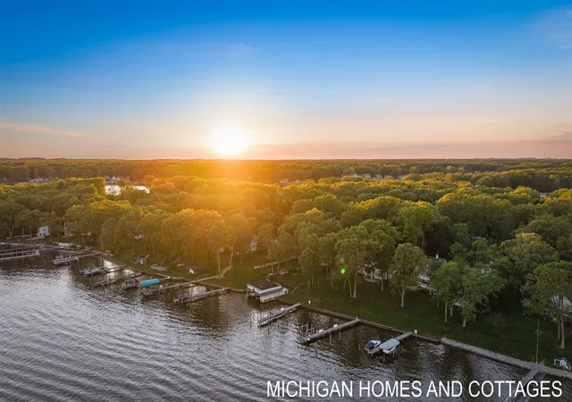 Photo 2 of Mansion for sale at 714 N Shore Dr, Holland, MI 49424 | MLS# 70540574 | Listing updated on 2026-07-29
