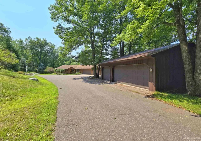 Photo 3 of Single family home for sale at N4073 Pine Mountain Dr, Iron Mountain, MI 49801 | MLS# 50217689 | Listing updated on 2026-08-28