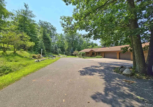 Photo 3 of Single family home for sale at N4073 Pine Mountain Dr, Iron Mountain, MI 49801 | MLS# 50217689 | Listing updated on 2026-08-28