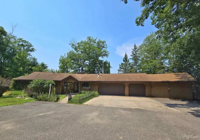Photo 4 of Single family home for sale at N4073 Pine Mountain Dr, Iron Mountain, MI 49801 | MLS# 50217689 | Listing updated on 2026-08-28