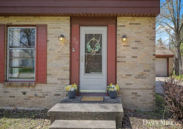 3rd image of 1919 Millbrook St, Grand Rapids, MI 49508 | MLS# 70527116