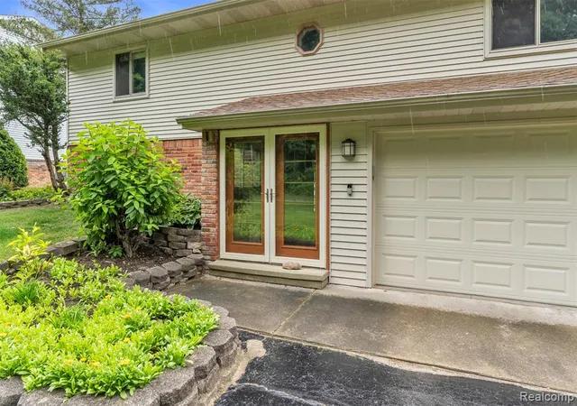 3rd image of 2276 Webster Park Dr, Howell, MI 48843 7457 | MLS# 61006035