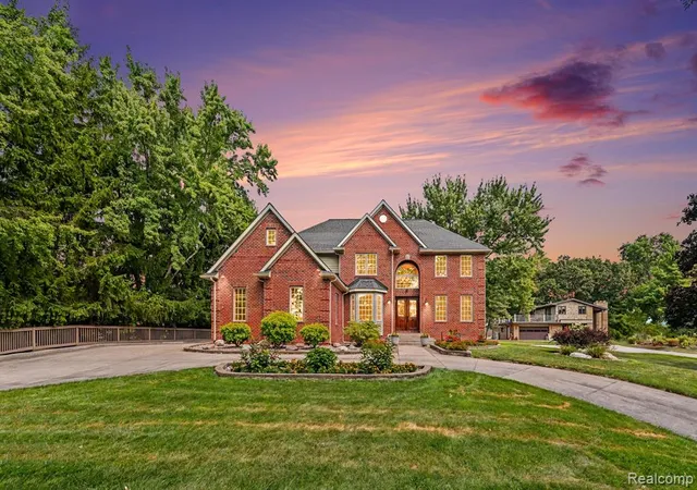Photo 1 of Sale Pending at 728 Troyvally St, Troy, MI 48098 1839 | MLS# 61024237 | Listing updated on 2026-09-10