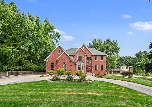 Photo 2 of Sale Pending at 728 Troyvally St, Troy, MI 48098 1839 | MLS# 61024237 | Listing updated on 2026-09-10
