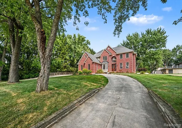 Photo 2 of Sale Pending at 728 Troyvally St, Troy, MI 48098 1839 | MLS# 61024237 | Listing updated on 2026-09-10
