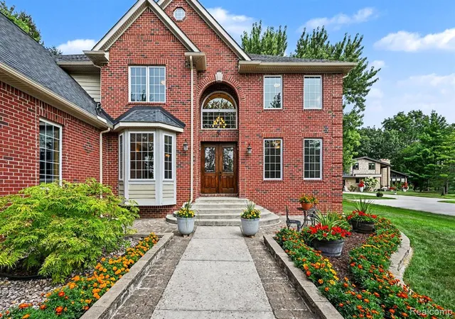 Photo 3 of Sale Pending at 728 Troyvally St, Troy, MI 48098 1839 | MLS# 61024237 | Listing updated on 2026-09-10