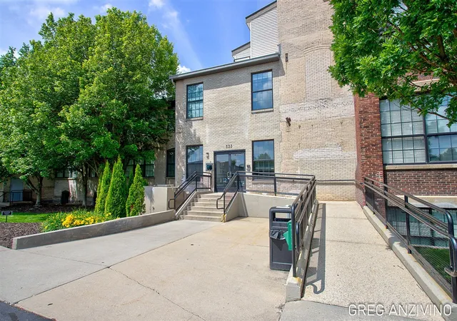 3rd image of 533 Columbia Ave, Holland, MI 49423
