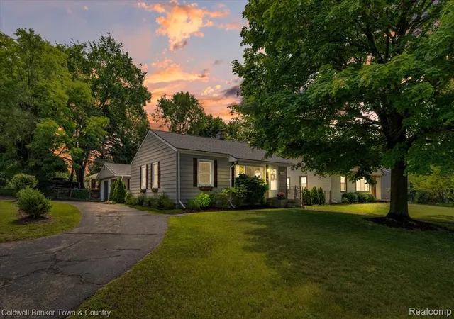 Homes for sale in Waterford, MI | 355 Rivard Blvd, Waterford, MI 48327 | MLS# 61004935