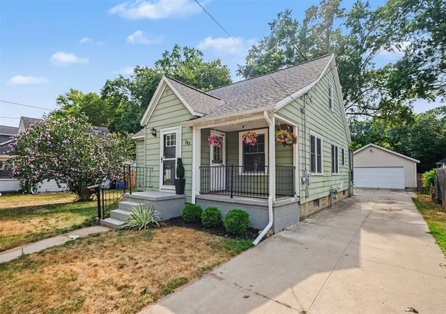 Photo 2 of Sale Pending at 703 Garfield Ave, Grand Rapids, MI 49504 | MLS# 70549625 | Listing updated on 2026-08-07