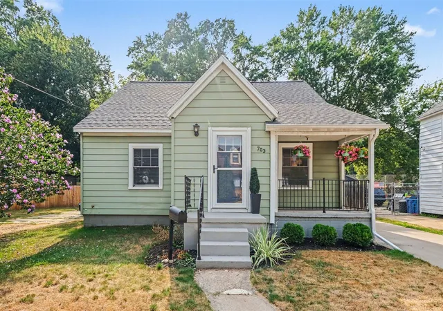 Photo 3 of Sale Pending at 703 Garfield Ave, Grand Rapids, MI 49504 | MLS# 70549625 | Listing updated on 2026-08-07