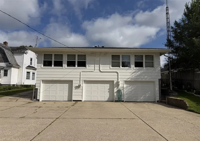 Photo 2 of Sale Pending at 516 E Savidge St, Spring Lake, MI 49456 | MLS# 70555406 | Listing updated on 2026-09-09