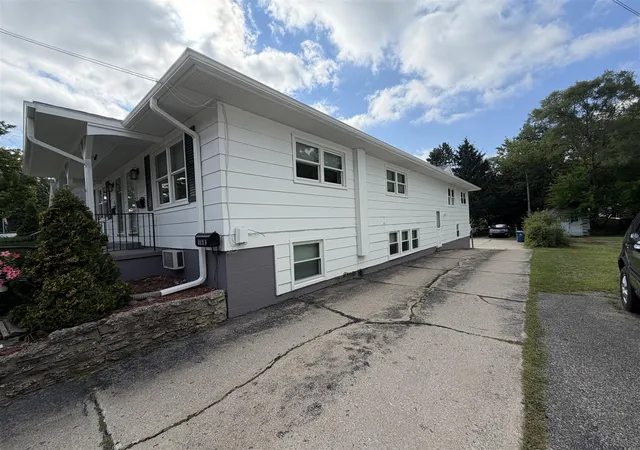 Photo 3 of Sale Pending at 516 E Savidge St, Spring Lake, MI 49456 | MLS# 70555406 | Listing updated on 2026-09-09