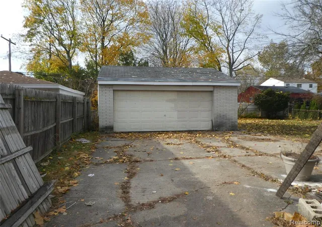 Photo 4 of Single Family Residence at 23101 Purdue Ave, Farmington Hills, MI 48336 | MLS# 60952744 |  | Sold on 2025-11-21