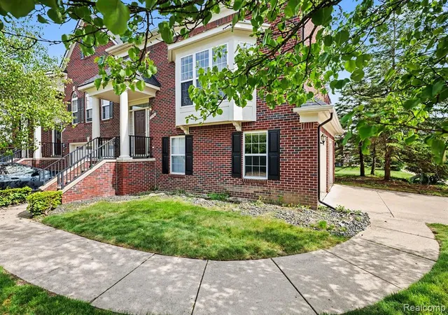 3rd image of 776 Paint Creek Dr, Troy, MI 48085 | MLS# 60996569