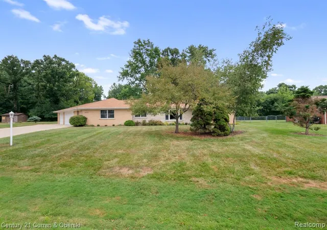 Photo 2 of Sale Pending at 24935 Lakeland St, Farmington Hills, MI 48336 | MLS# 61017271 | Listing updated on 2026-08-22