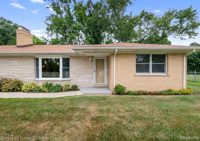 Photo 5 of Sale Pending at 24935 Lakeland St, Farmington Hills, MI 48336 | MLS# 61017271 | Listing updated on 2026-08-22