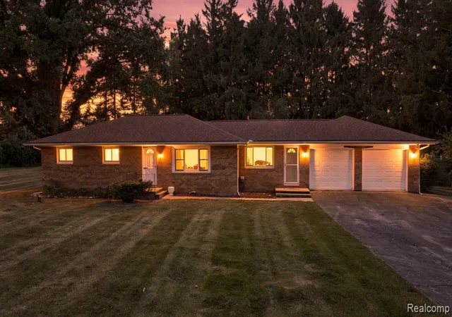 2nd image of 25 E Oakwood Rd, Oxford, MI 48371 | MLS# 61021299