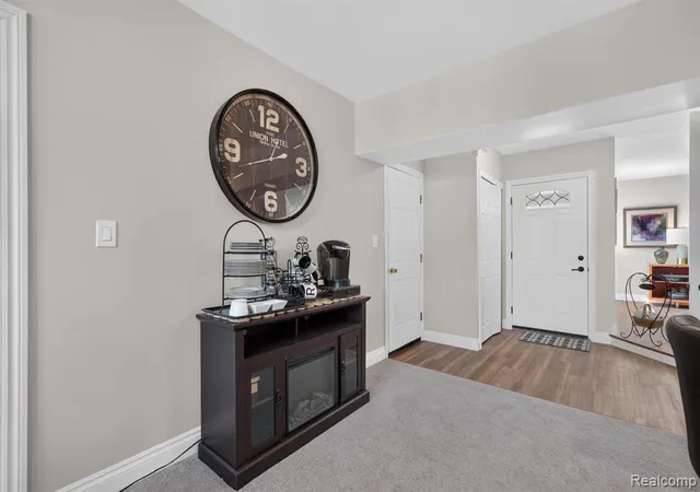 4th image of 693 Hamlet Rd, Auburn Hills, MI 48326 | MLS# 61015628