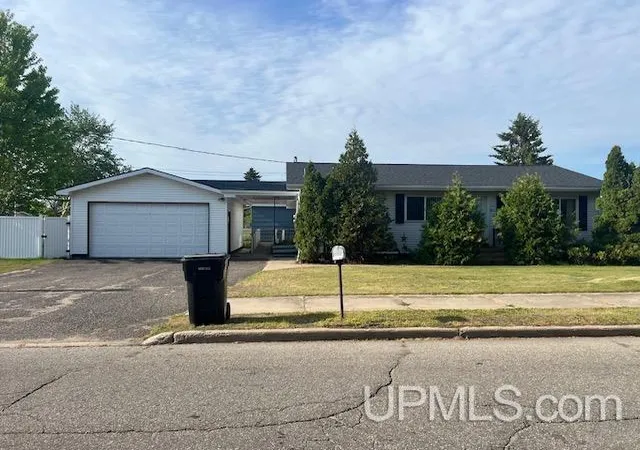 Homes for sale in Escanaba, MI | 701 S Lincoln Rd, Escanaba, MI 49829 | MLS# 50210110