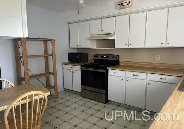 Homes for sale in Escanaba, MI | 701 S Lincoln Rd, Escanaba, MI 49829 | MLS# 50210110