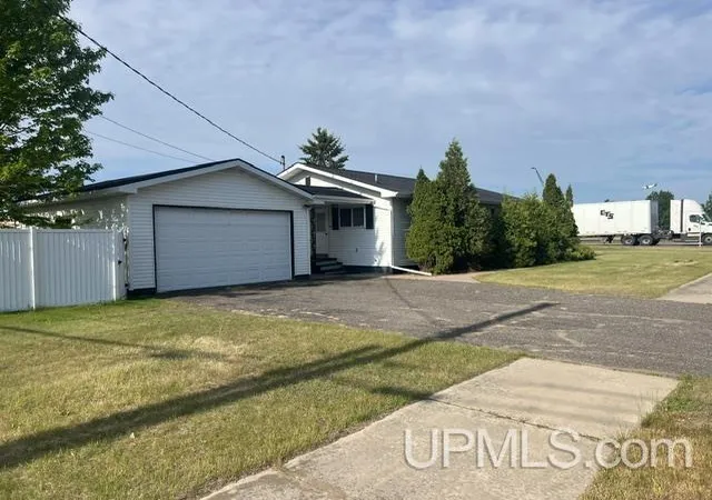 Homes for sale in Escanaba, MI | 701 S Lincoln Rd, Escanaba, MI 49829 | MLS# 50210110