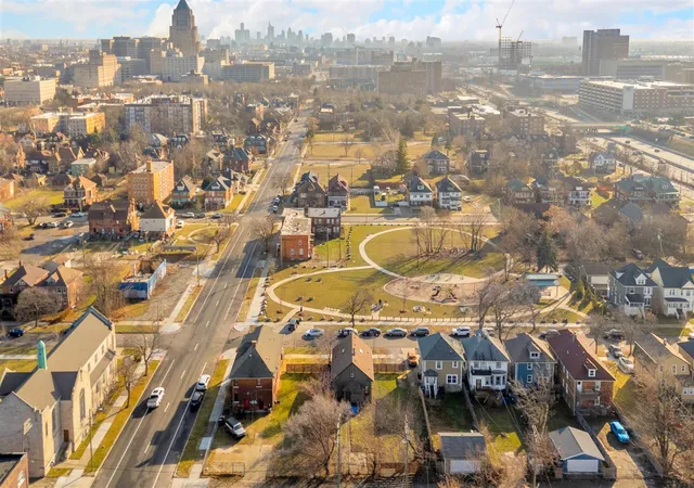 4th image of 816 W Philadelphia St, Detroit, MI 48202 | MLS# 70510078