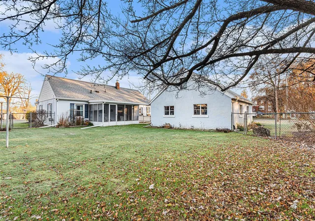 4th image of 1701 W Washington Ave, Jackson, MI 49203 | MLS# 70506123