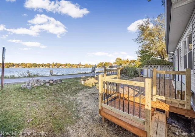 Homes for sale in Commerce Township, MI | 8665 Cooley Lake Rd, Commerce Township, MI 48382 | MLS# 60949308