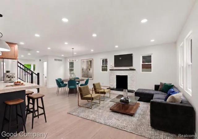 2nd image of 1722 Roszel St, Royal Oak, MI 48067 | MLS# 61022625