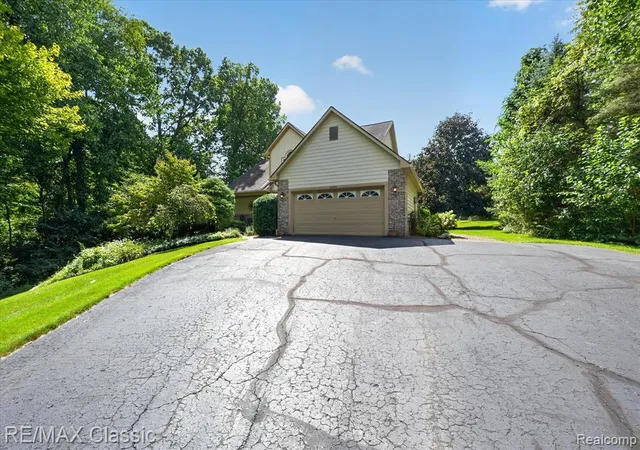 Photo 3 of Sale Pending at 6280 Whispering Meadows Dr, White Lake, MI 48383 2780 | MLS# 61025502 | Listing updated on 2026-09-07
