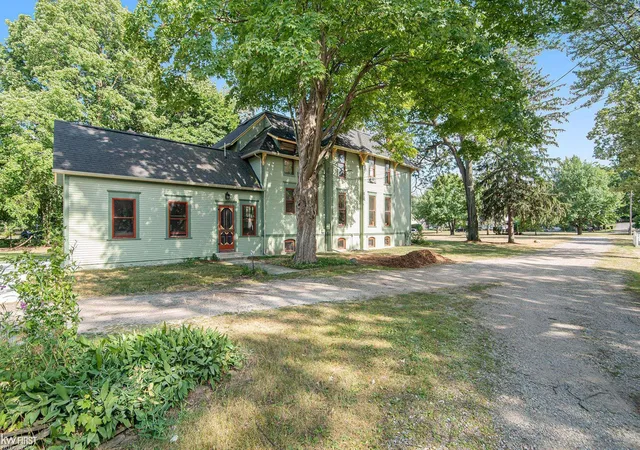 Photo 3 of Single family home for sale at 308 W Shiawassee Ave, Fenton, MI 48430 | MLS# 50219666 | Listing updated on 2026-09-01
