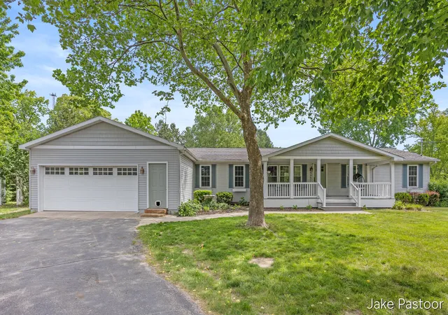 Homes for sale in Rockford, MI | 9951 10 Mile Rd, Rockford, MI 49341 | MLS# 70537874