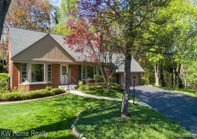 Photo 2 of Single Family Residence at 32430 Dohany Dr, Farmington Hills, MI 48336 | MLS# 60988392 | | Sold on 2026-05-20