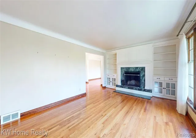 Photo 4 of Single Family Residence at 32430 Dohany Dr, Farmington Hills, MI 48336 | MLS# 60988392 | | Sold on 2026-05-20