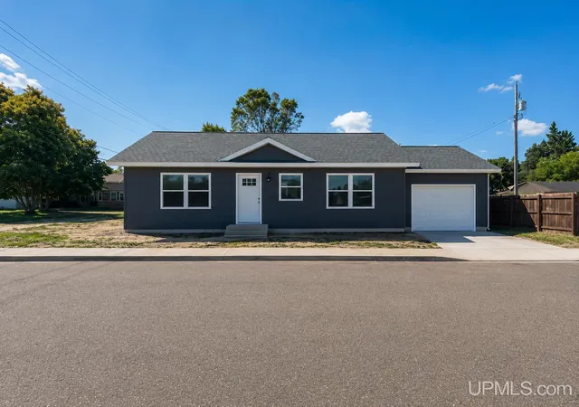 Photo 1 of Single family home for sale at 400 S Lake St, Ishpeming, MI 49849 | MLS# 50203379 | Listing updated on 2026-08-31