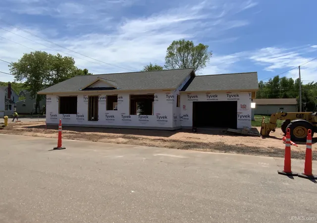 Homes for sale in Ishpeming, MI | 400 S Lake St, Ishpeming, MI 49849 | MLS# 50203379