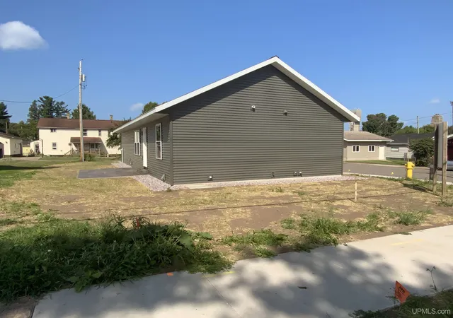 Photo 2 of Single family home for sale at 400 S Lake St, Ishpeming, MI 49849 | MLS# 50203379 | Listing updated on 2026-08-31