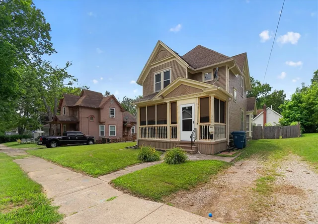 Photo 3 of Multi family home for sale at 1208 Maple Ave, Jackson, MI 49203 | MLS# 70547277 | Listing updated on 2026-08-03