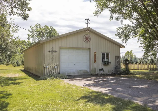 Photo 2 of Single family home for sale at 1550 E Y Ave, Vicksburg, MI 49097 | MLS# 70537671 | Listing updated on 2026-09-11