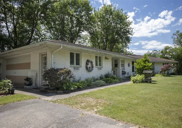 Photo 3 of Single family home for sale at 1550 E Y Ave, Vicksburg, MI 49097 | MLS# 70537671 | Listing updated on 2026-09-11