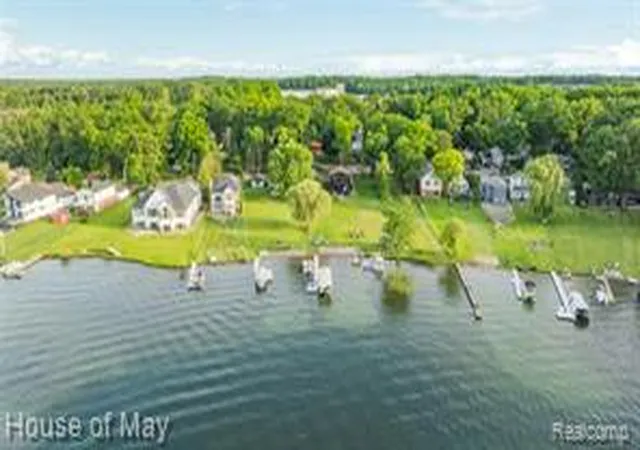Homes for sale in White Lake, MI | 10890 Hillway Dr, White Lake, MI 48386 | MLS# 61003074