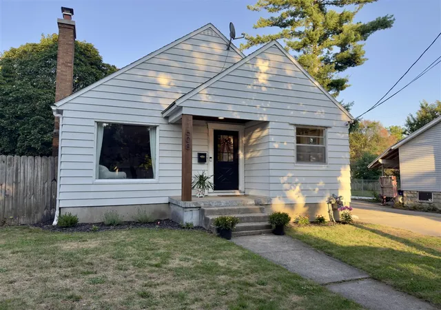 Photo 2 of Sale Pending at 608 Garfield Ave, Grand Rapids, MI 49504 | MLS# 70551345 | Listing updated on 2026-09-19