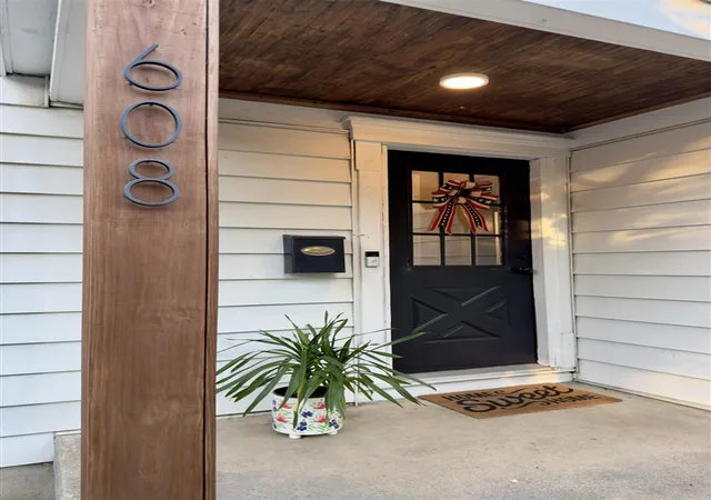 Photo 3 of Sale Pending at 608 Garfield Ave, Grand Rapids, MI 49504 | MLS# 70551345 | Listing updated on 2026-09-19