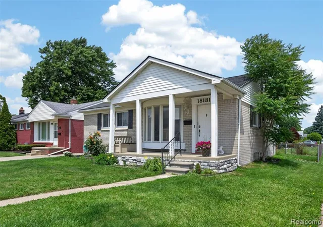 Photo 3 of Single family home for sale at 18181 Buckhannon St, Roseville, MI 48066 4946 | MLS# 61007808 | Listing updated on 2026-08-25