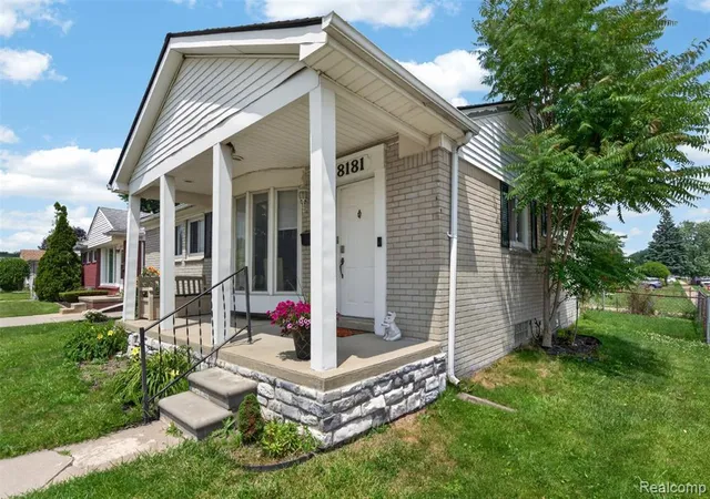 Photo 4 of Single family home for sale at 18181 Buckhannon St, Roseville, MI 48066 4946 | MLS# 61007808 | Listing updated on 2026-08-25