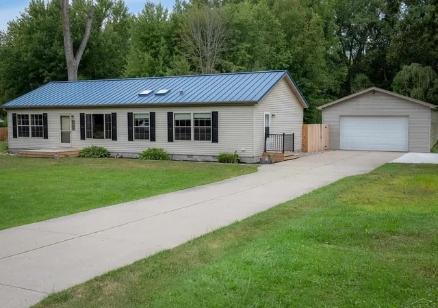 Photo 1 of Sale Pending at 4250 S Portsmouth Rd, Bridgeport, MI 48722 | MLS# 50219823 | Listing updated on 2026-09-07